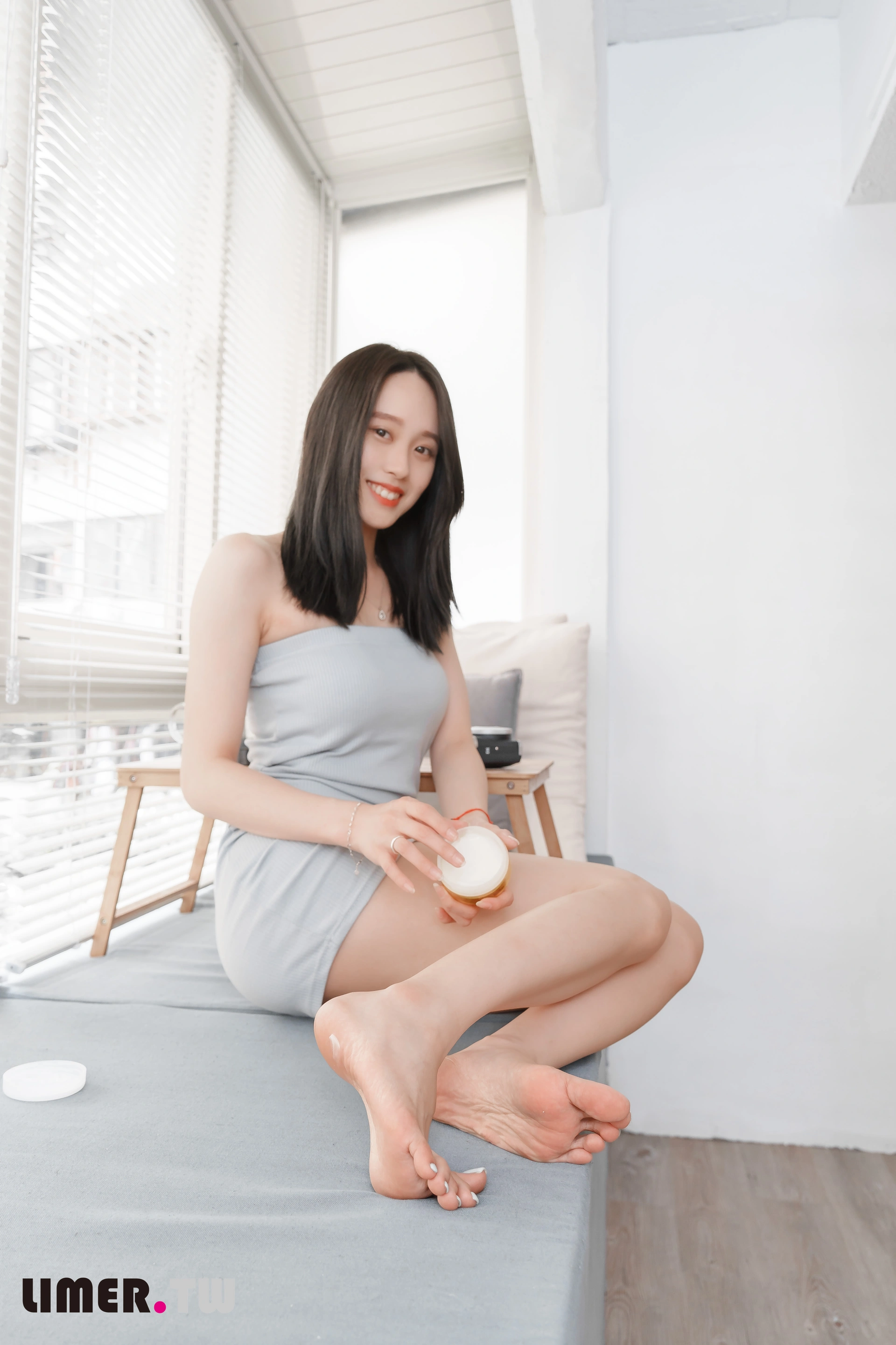 [Limerence] NO.041 极品女神Sammy 嫩足玩弄穆勒鞋 1